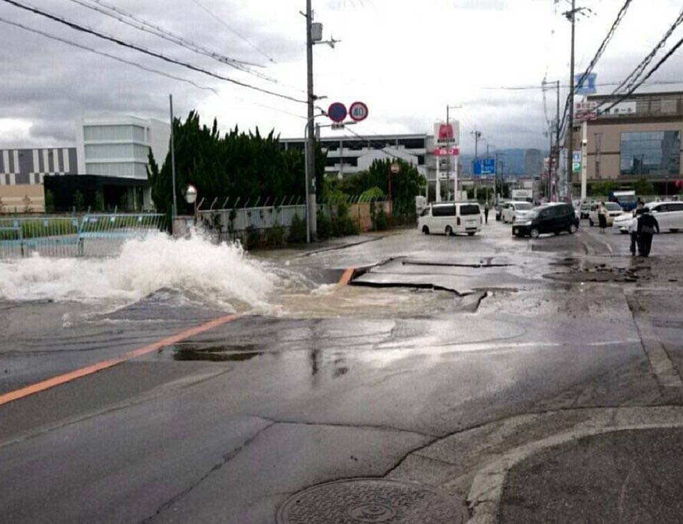 ЈАПАН: Снажан земљотрес погодио Осаку, ТРОЈЕ МРТВИХ, скоро стотину повређених (ВИДЕО)